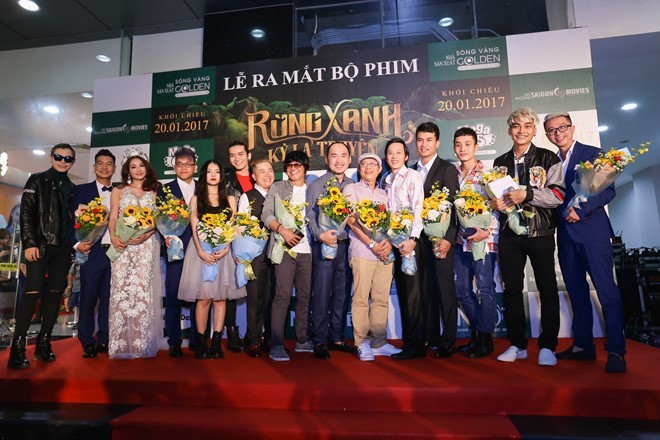Hoai Linh duoc fan vay kin tren tham do ra mat phim